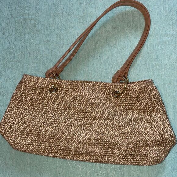 Beige and gold paper straw handbag magnetic closure inside EUC woven straw 12x6” - Picture 3 of 10